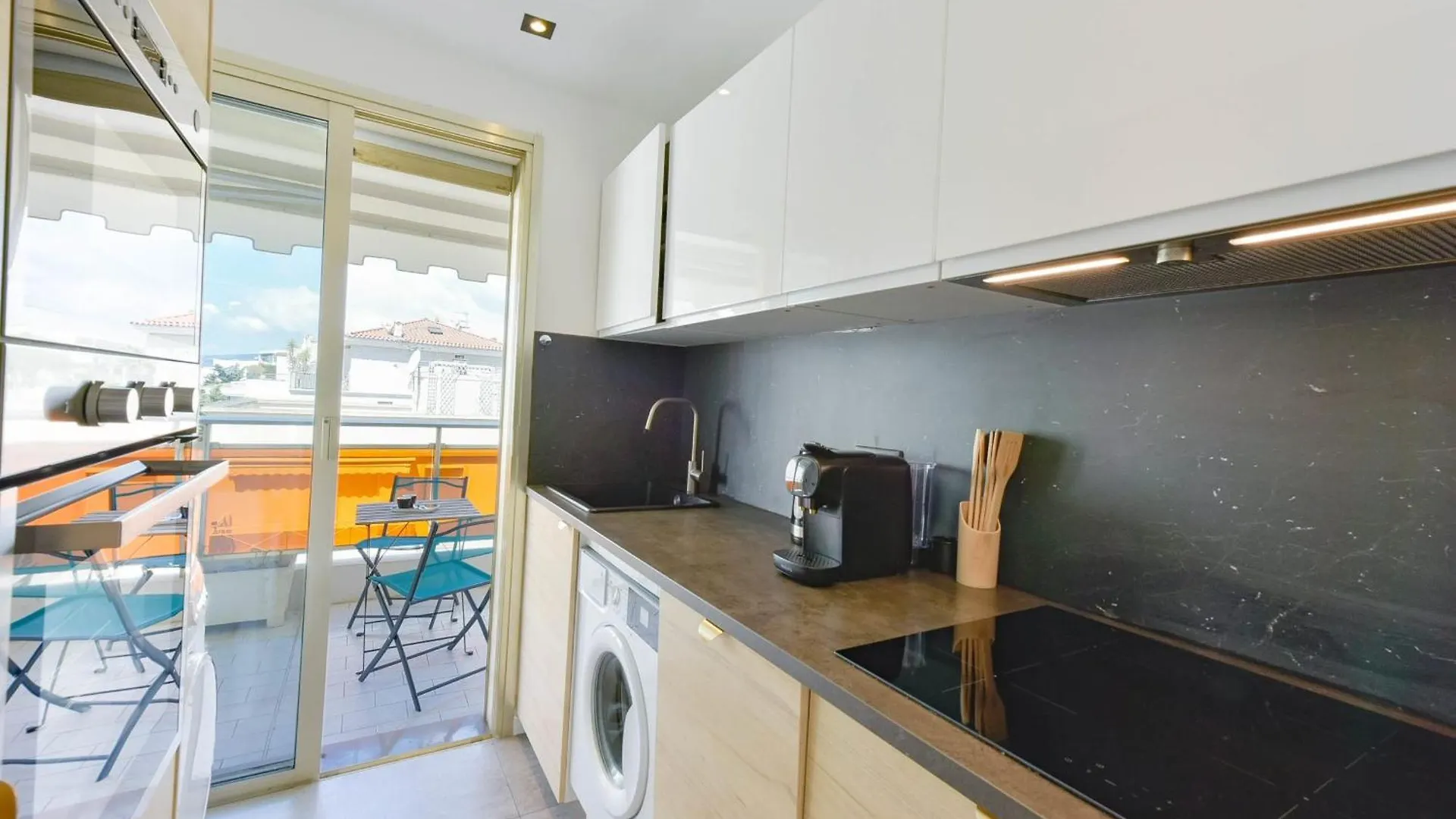 Renovated 1Br Apartment Terrace Walk To Beach Cannes Francja
